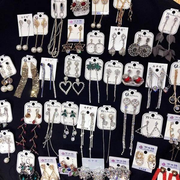250 pair of high end mix styles of earrings ( Retail Package )