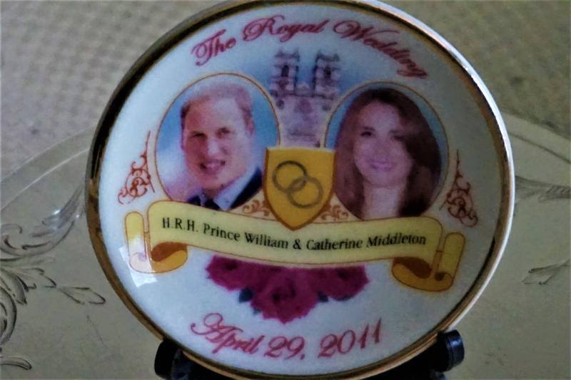216 Pieces In 72 Sets Of Commemorative Royal Wedding Plates And Books