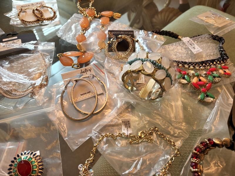 50 pcs OF MIX NAME BRAND JEWELRY PRIVATE LABEL LOT