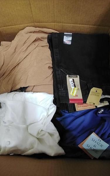 Apparel - Lands' End, Levi's, Universal Thread, Goodfellow & Co, Future Collective - Est Retail $5,461- 1 plt