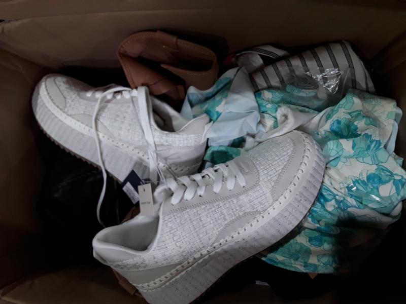 Apparel - Levi's, DVF, Lands End, Universal Thread, Kona Sol, Shade & Shore - Est Retail $4,396- 1 plt