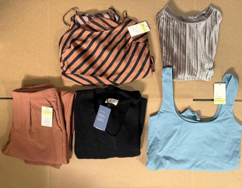 Bulk Lot of 1000 Women's Mixed Apparel Clothing MSRP $15,000