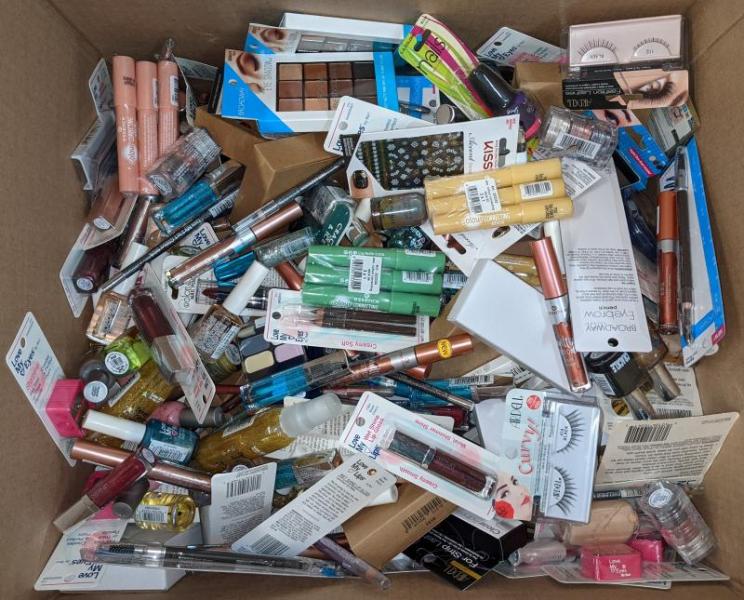 800ct Assorted Name Brand Cosmetics Over $6,300 Total Retail