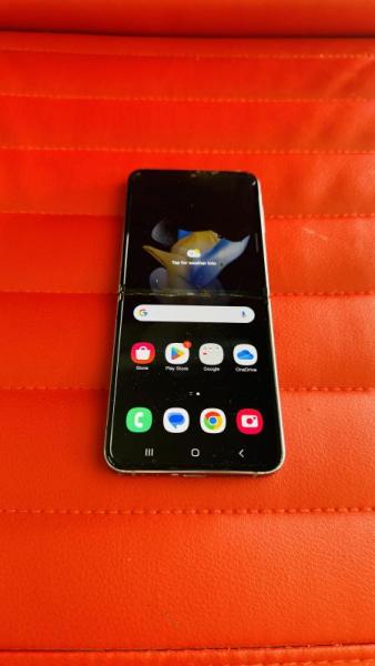 Unlocked Samsung Galaxy Z Flip5, 23 units, MSRP: $22,977