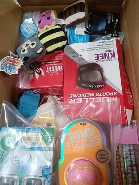 Health & Beauty - Mueller Knee Strap, Sharper Image Heating Pad, Fleet Laxative - MSRP $12,723