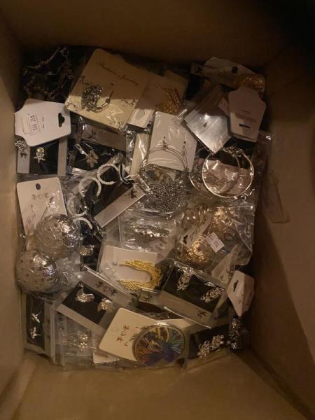 557 Fashion jewelry below wholesale mix lot mostly earrings 20+ styles