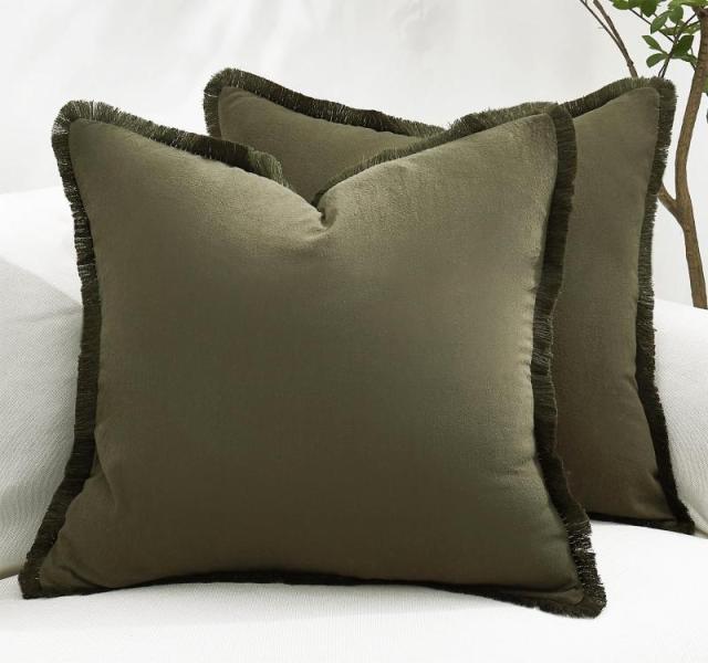 Home - Navaris Heated Throw Blanket, Finchbase Throw Pillows, Yiyea Christmas Comforter Set - MSRP $13,302