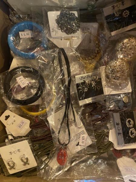 557 Fashion jewelry below wholesale mix lot mostly earrings 20+ styles