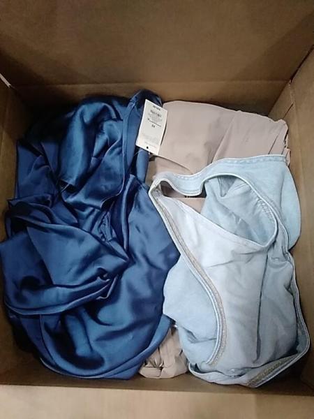 Apparel - Levi's, All In Motion, Goodfellow & Co, Universal Thread, JoyLab, Skechers - Est Retail $4,600 - 1 plt