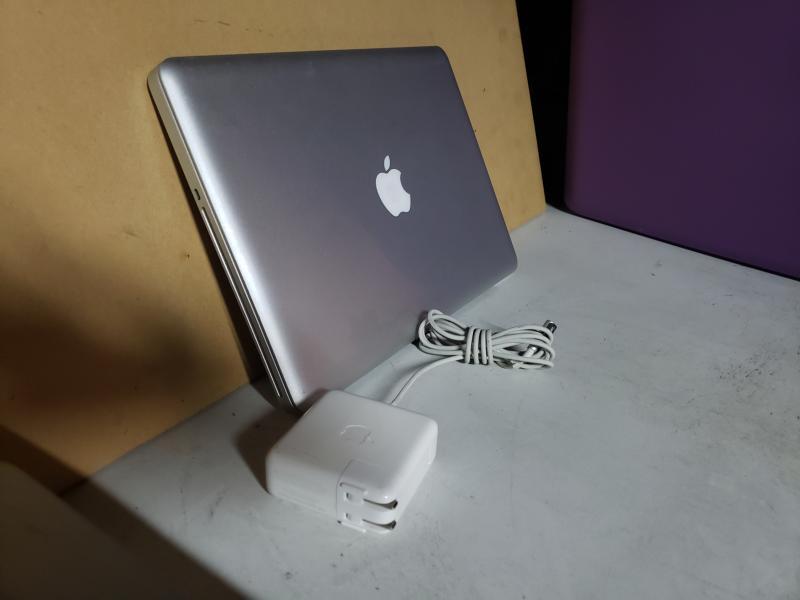 Apple Macbook Pro Core i7 *** MSRP $1800.00 ***