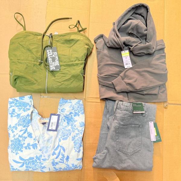 Bulk Lot of 1000 Women's Mixed Apparel Clothing MSRP $10,000