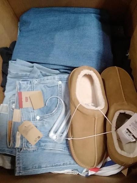 Apparel - Levi's, A New Day, Wrangler, Goodfellow & Co, Universal Thread, Ava & Viv - Est Retail $8,196- 1 plt