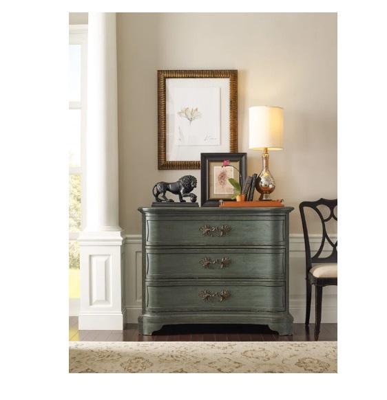 Truckload - Housewares - Charleston Accent Chest, Oneybrook 73'' Upholstered Sofa, Annley 5-Drawer 40"W - MSRP $67,873