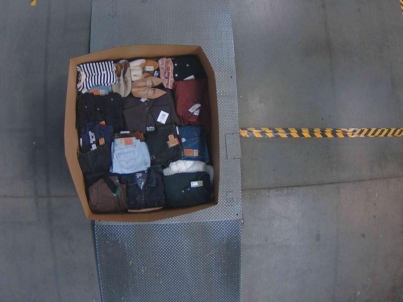 Apparel - Universal Thread, Levi's, Future Collective, Wild Fable - Est Retail $9,176 - 1 plt