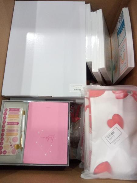 General Merch - Magnifying Glass with Light & Stand, Banana Boat After Sun Gel, TIGI Shampoo - MSRP $5,288