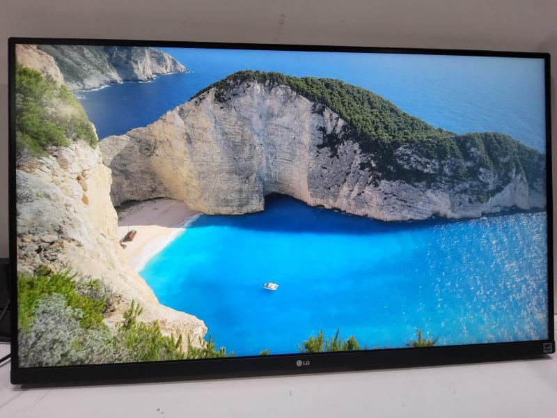 C Grade - LG 32" 4K UHD VA 60Hz AMD FreeSync Monitor, HDR10, Black (32BN50U-B) - MSRP $499