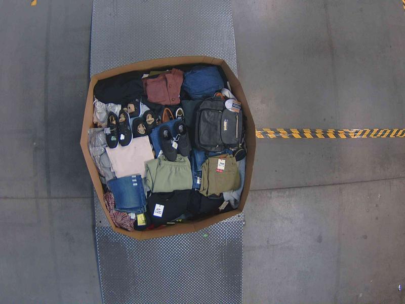 Apparel - Levi's, Goodfellow & Co, Universal Thread, Converse, Future Collective - Est Retail $12,209- 1 plt