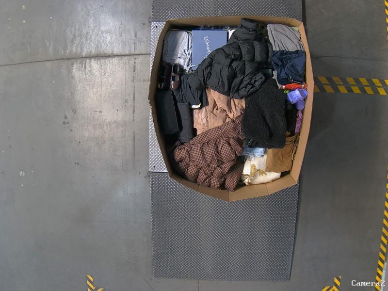 Apparel - Levi's, Universal Thread, Haggar, Converse, Wild Fable, Future Collective - Est Retail $8,996- 1 plt