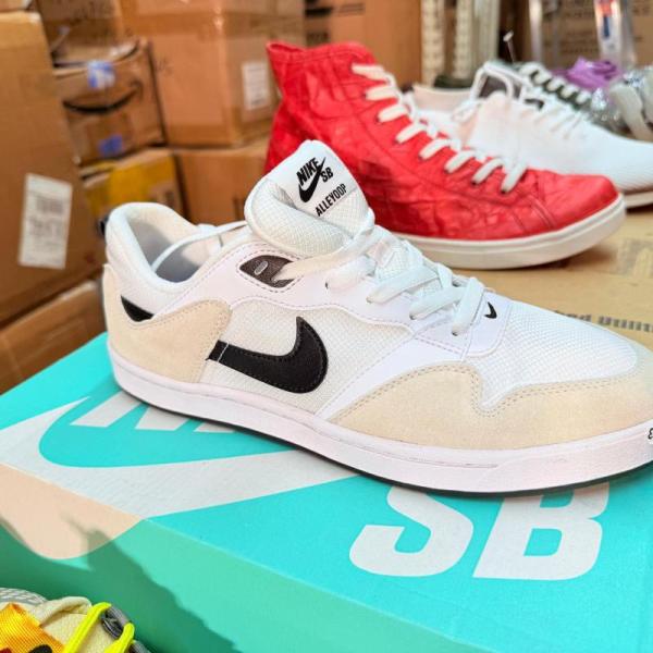 Bulk Lot of 200 Mixed Brand Sneakers Men's & Women's MSRP $15,000