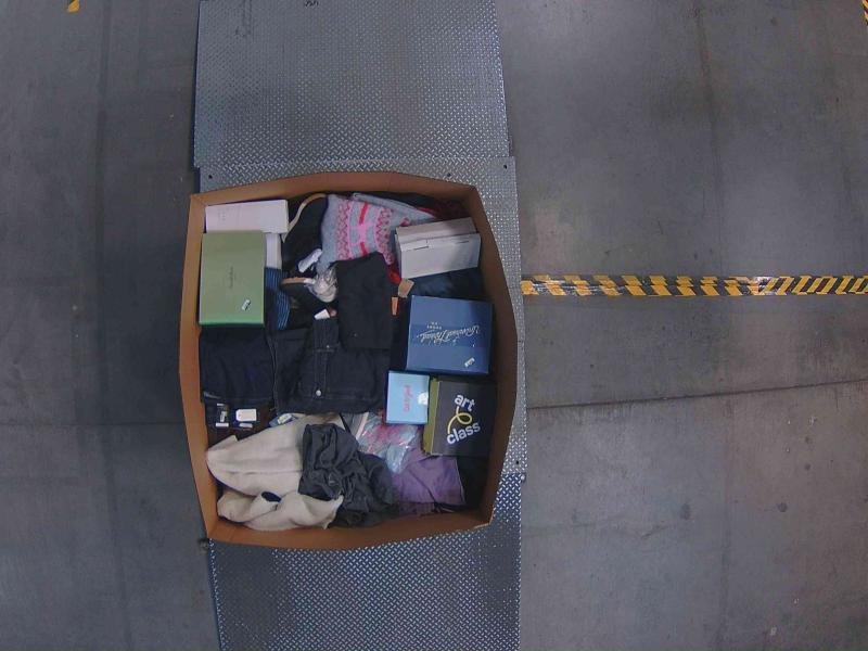 Apparel - Levi's, Universal Thread, Converse, Future Collective, Skechers - Est Retail $6,933- 1 plt