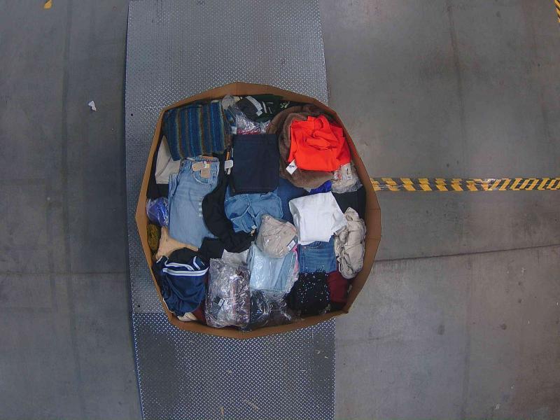 Apparel - Levi's, All In Motion, Universal Thread, KBB by Kahlana, Goodfellow & Co - Est Retail $11,698