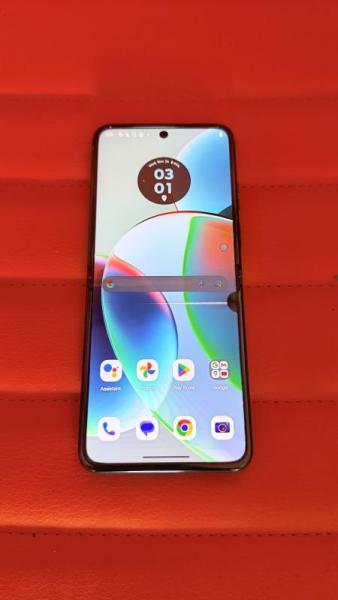 Unlocked Motorola Razr Plus (2023), 28 units, MSRP: $22,573