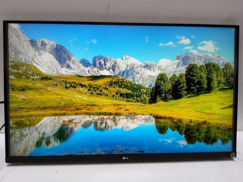 B Grade - LG 32" 4K UHD VA 60Hz AMD FreeSync Monitor, HDR10, Adjustable, Universal Dock, Black - MSRP $649