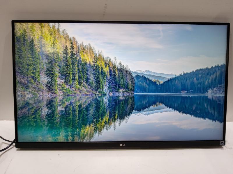 A Grade - LG 32" 4K UHD VA 60Hz AMD FreeSync Monitor, HDR10, Adjustable, Universal Dock, Black - MSRP $649
