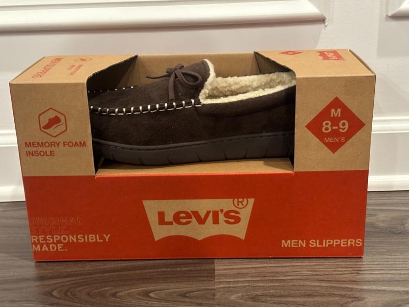 (20 pairs) Slippers Assorted Styles & Brands MSRP $ 800.00