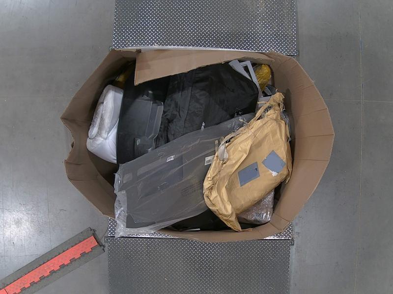 Pet Gear The Other Door 4-Door Steel Crate, Powerty Hyundai Palisade Floor Mats, Rough Country Well Liners -MSRP $1,084