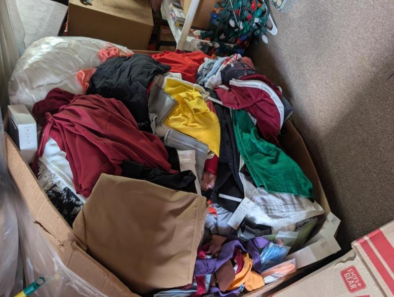 1 PALLET WOMENS & MENS APPAREL - 750 PIECES - SHELF PULLS