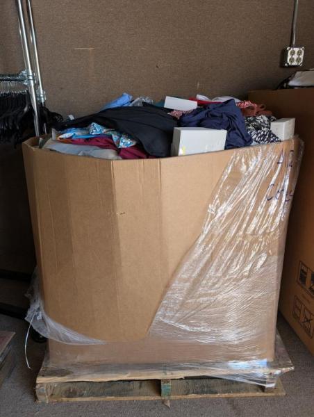 1 PALLET WOMEN'S & MENS APPAREL 750 ITEMS (SHELF PULLS)