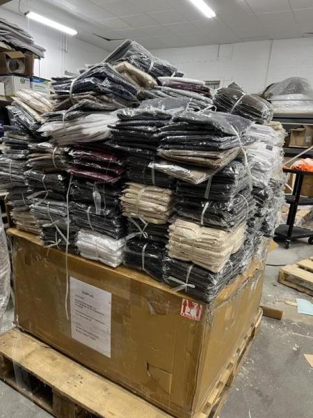 LOT OF 1,900 PCS NWT WOMEN'S BOUTIQUE ADORN BUTTER SOFT ANKLE LEGGINGS MSRP: $47,500