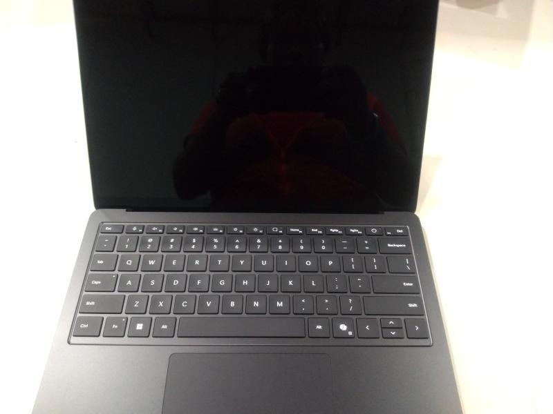 Microsoft Surface Laptop 7 13.8" - Intel Core Ultra 7, 32GB RAM, 512GB SSD, Black - MSRP $2,461