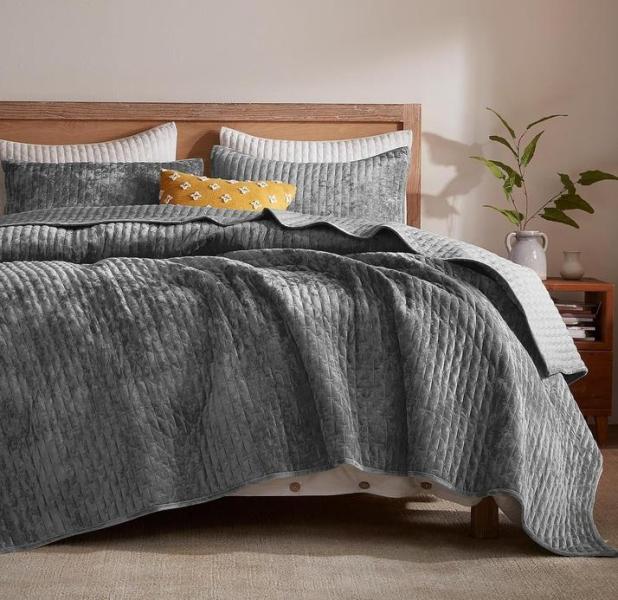 General Merchandise - LEAONME Velvet Quilt King Size, Geniospin Cal King Size, MaiRve Embroidery Comfort - MSRP $1,717